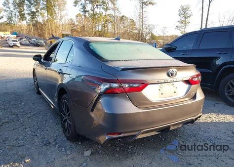 2021 Toyota Camry Se z USA, uszkodzony, nr VIN 4T1G11AKXMU440156